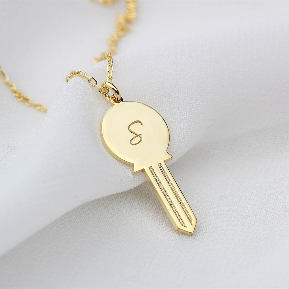 قلادة مفاتيح مخصصة أنيقة من ال - مراجعة Charm Necklace Dainty وسعره
