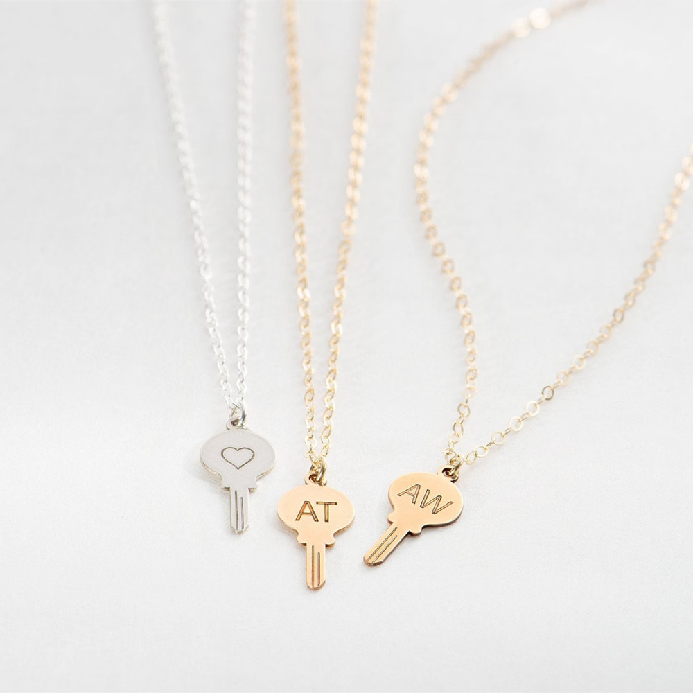 قلادة مفاتيح مخصصة أنيقة من ال - مراجعة Charm Necklace Dainty وسعره