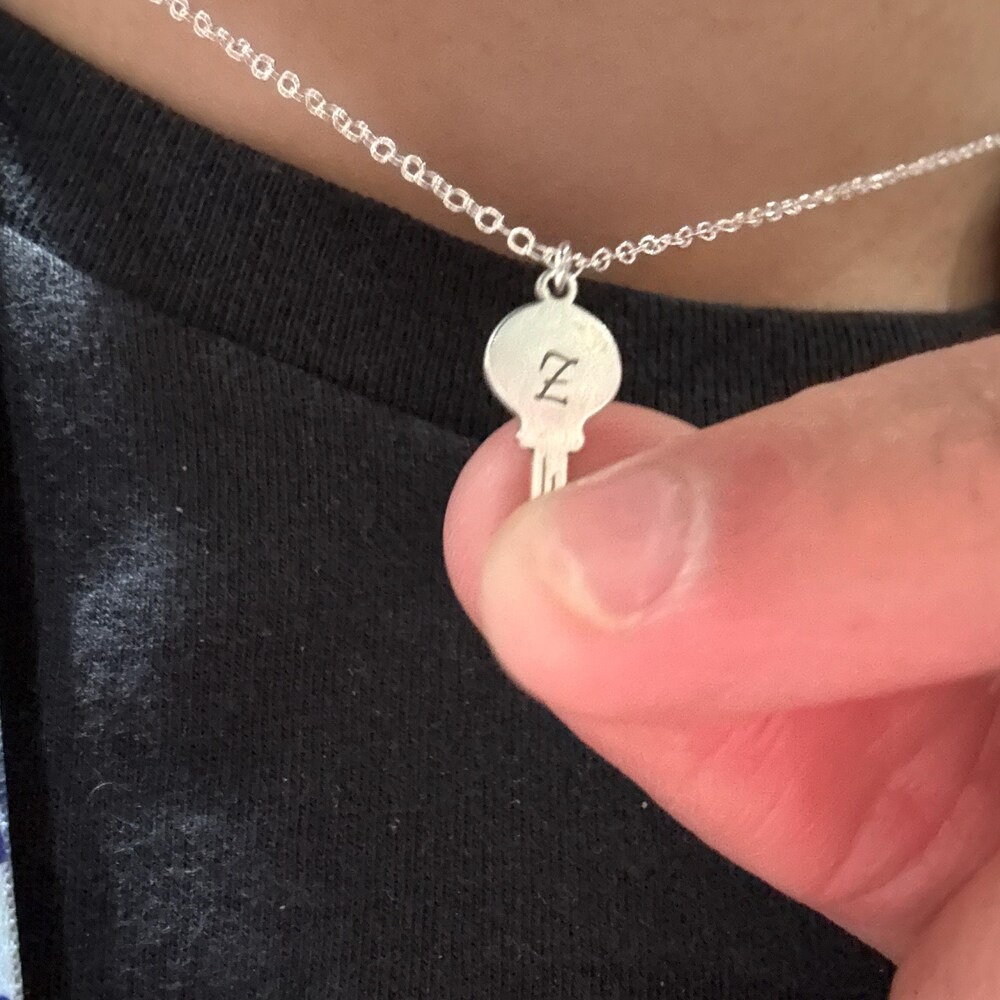 قلادة مفاتيح مخصصة أنيقة من ال - مراجعة Charm Necklace Dainty وسعره
