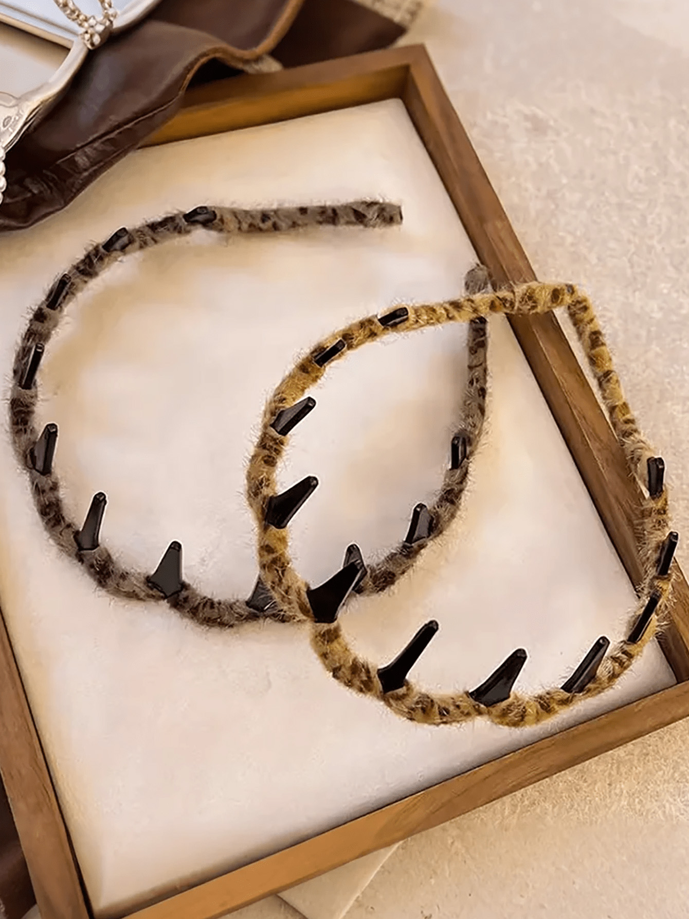 عصابة رأس مموجة بطبعة جلد الفه - مراجعة Women Accessories Shop Design وسعره