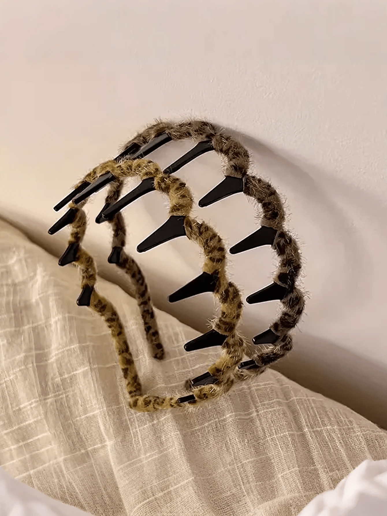 عصابة رأس مموجة بطبعة جلد الفه - مراجعة Women Accessories Shop Design وسعره